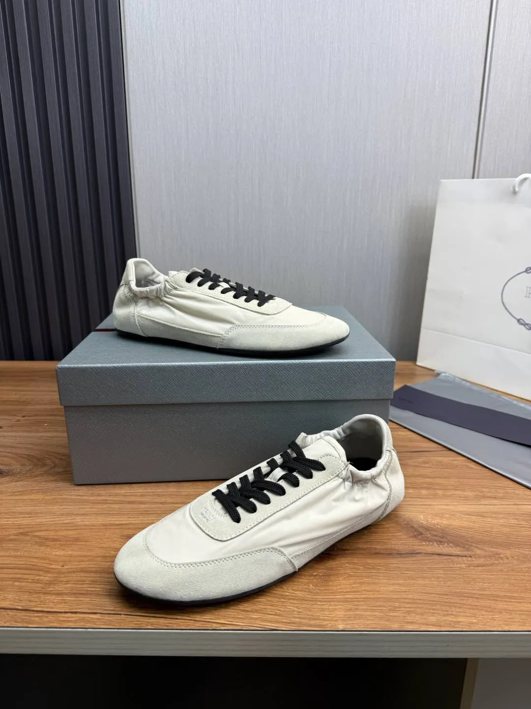 Men's Shoes💰500💰Men's PRADA 2025 Early Spring Collapse New Sports Shoes Moral Training Shoes Collapse's name comes from the fact that it can be easily put on and taken off with bare hands ~ The light and comfortable features create a more relaxed and casual look, and the side elastic design can be worn twice! Super comfortable catwalk sneakers, as thin and light as ballet slippers, as comfortable as sneakers, comfortable and super light on the feet. Fabric: frosted cowhide leather spliced ​​with nylon cloth, cowhide foot pads, men's size 38-45
